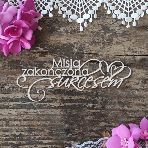 napis misja zakonczona sukcesem tekturki scrapbooking przez okienko.jpg