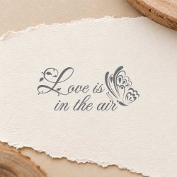 Stempel napis "Love is in the air"